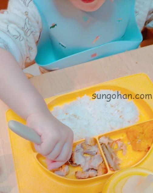 わんまいるの鶏の味噌焼きを食べる2歳の長男